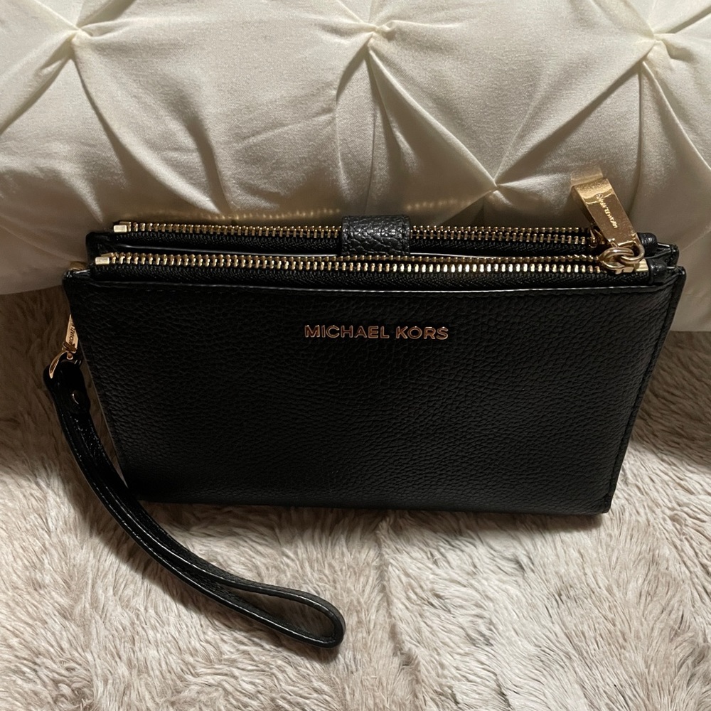 Michael Kors - pebbled leather Phone wristlet